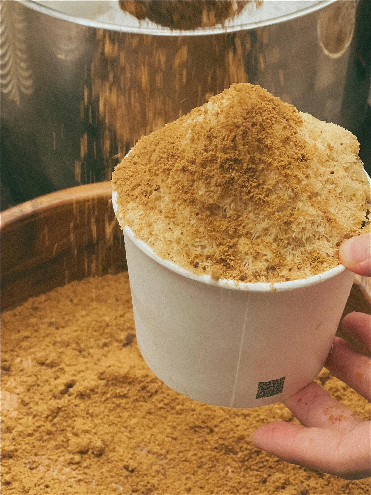 「雪上花」作法是豆花上疊加一層自製黑糖雪花冰(圖片來源/@芋艿川 FB)