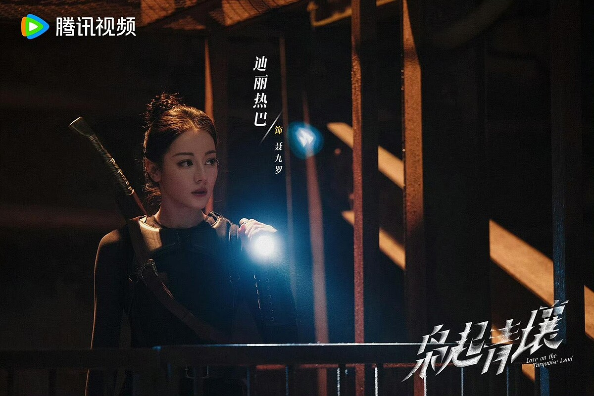 迪麗熱巴與小說形容的女主角外型如出一轍。