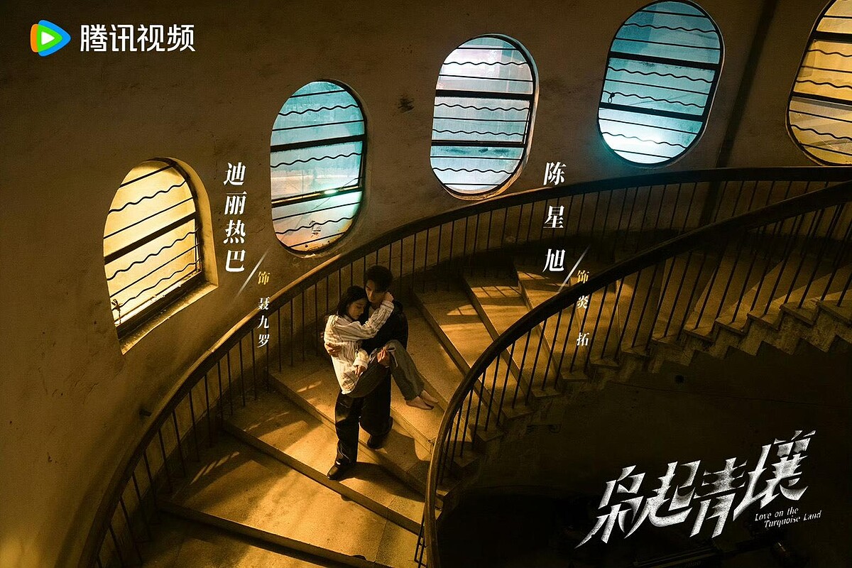 陳星旭輕鬆將迪麗熱巴公主抱，畫面超甜。