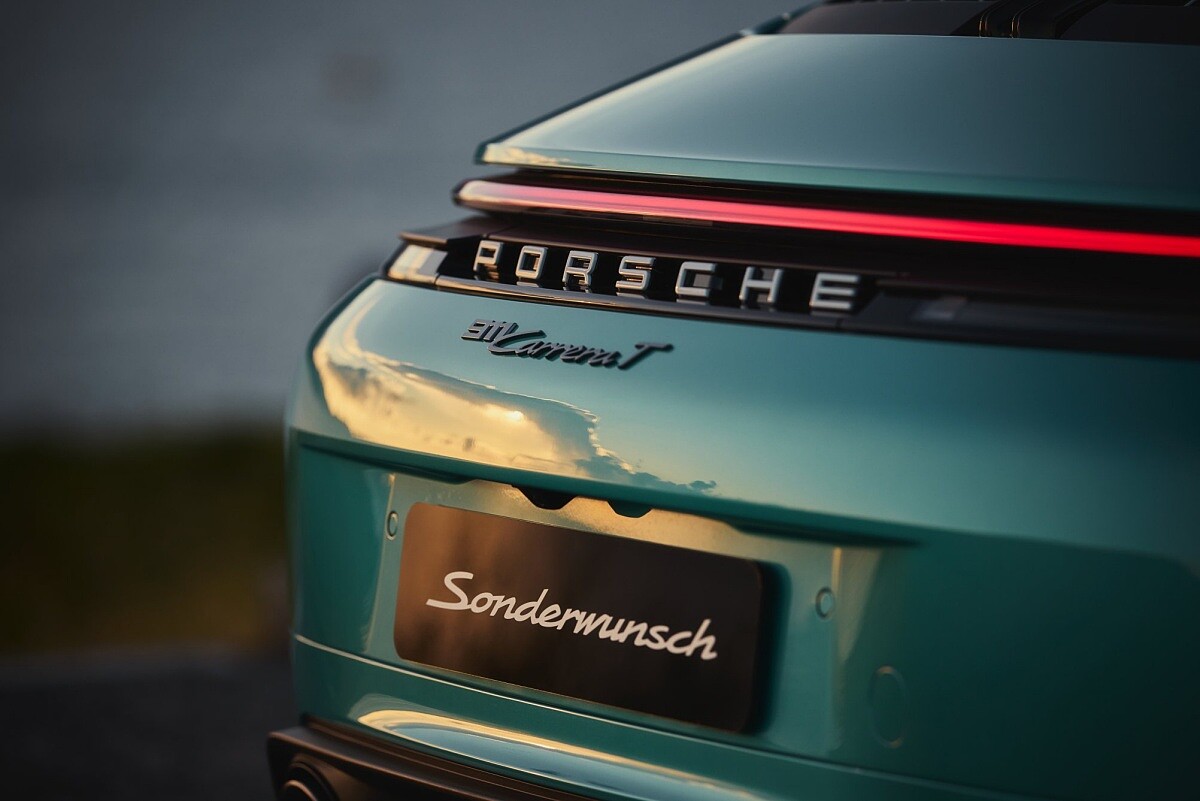 911 Carrera T「Formosa」外觀主色採用 Ipanema Blue Metallic。