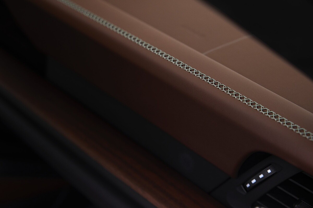 夜綠縫線穿插其中。