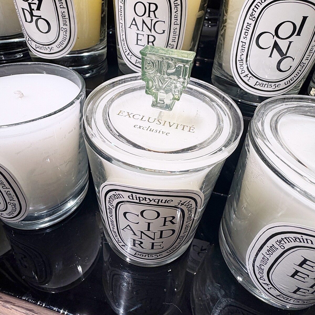 燭蓋上有Exclusive字樣的就是Diptyque旗艦店獨賣的限定香氛蠟燭。
