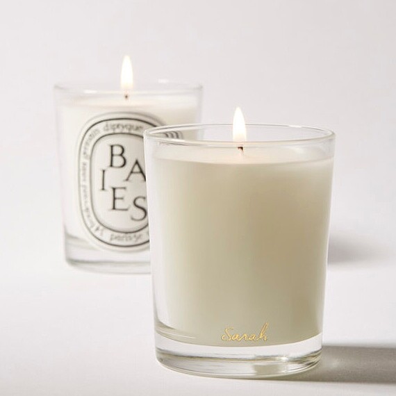 Diptyque旗艦店提供香氛蠟燭客製化刻字服務。