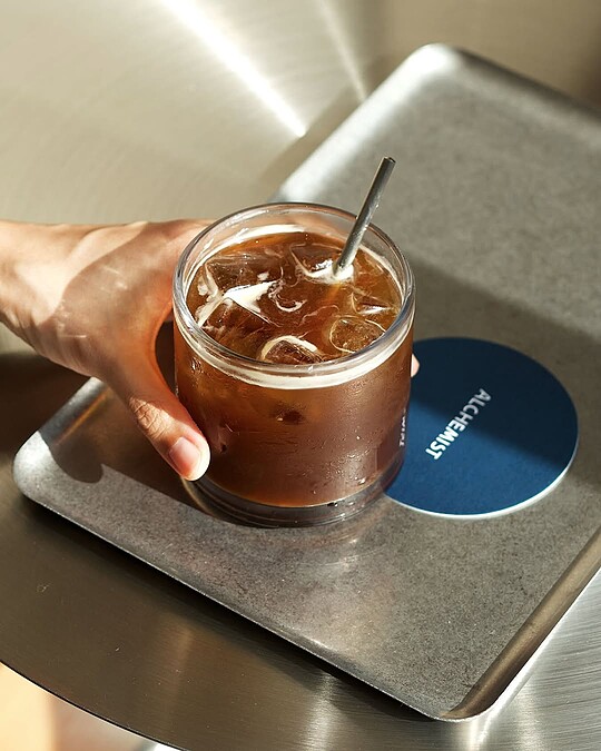 來自新加坡、迅速在東京走紅的咖啡品牌「Alchemist」,以極簡美學和乾淨俐落的萃取風格,成為亞洲新興咖啡勢力。