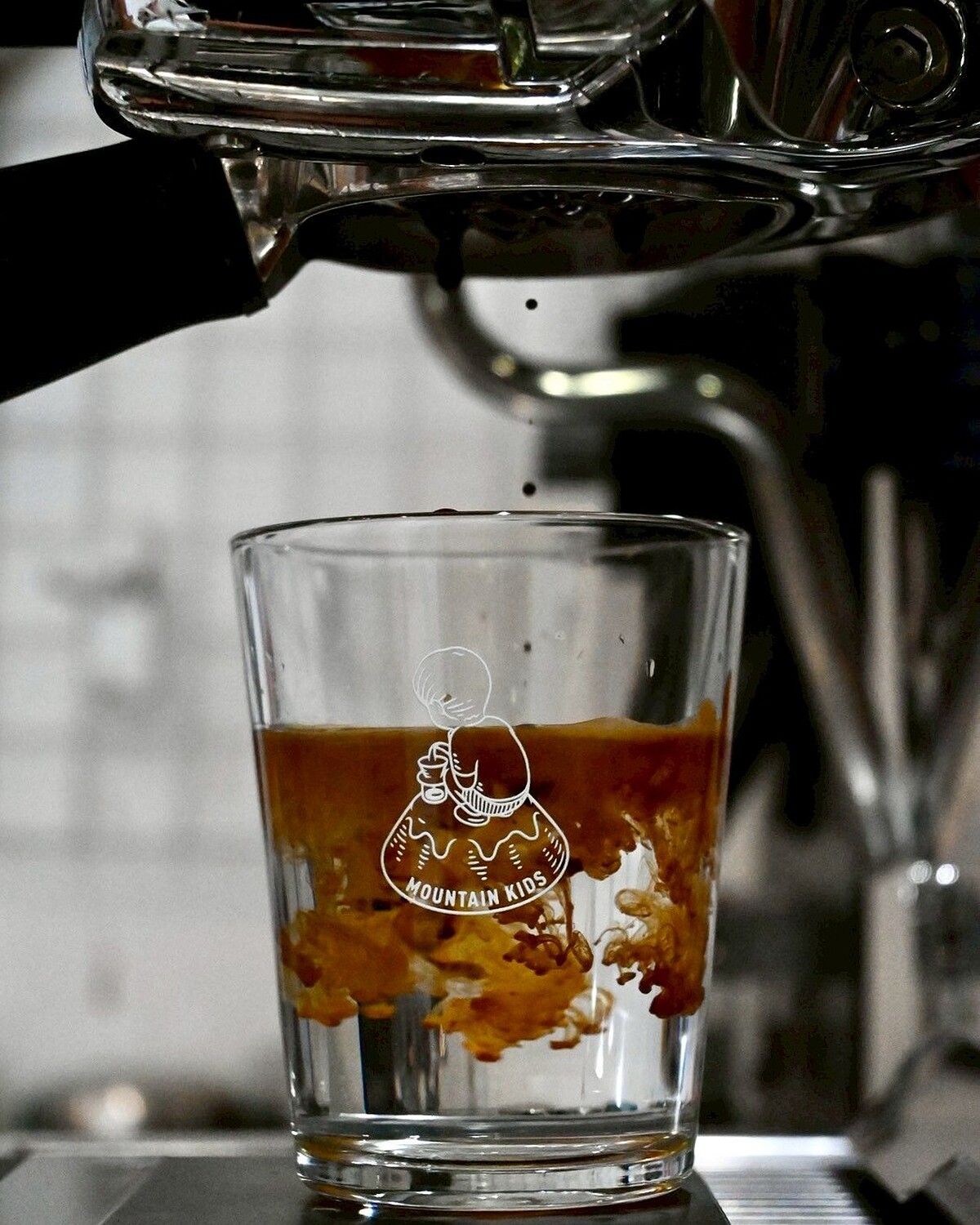 2018年成立的「MKCR 山小孩咖啡」，從產區挑選高品質生豆，推動精品咖啡貼近生活。