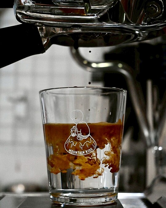 2018年成立的「MKCR 山小孩咖啡」,從產區挑選高品質生豆,推動精品咖啡貼近生活。