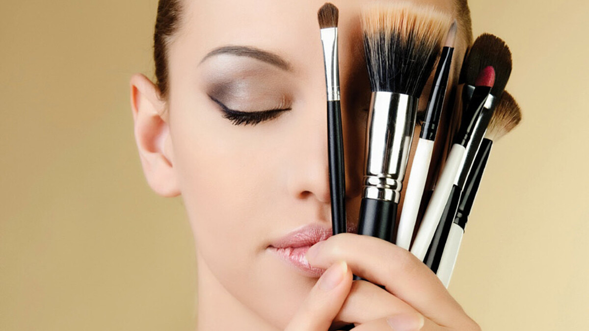 刷具怎麼用？Kevin、游絲棋5大彩妝師親授「刷具挑選全攻略」，眼影刷、粉底刷用法秒懂