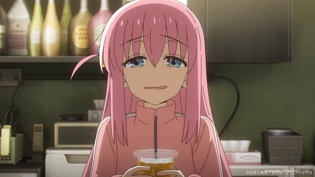 小孤獨送上飲料給客人，笑容僵硬到不行。（圖片來源：ANICo）