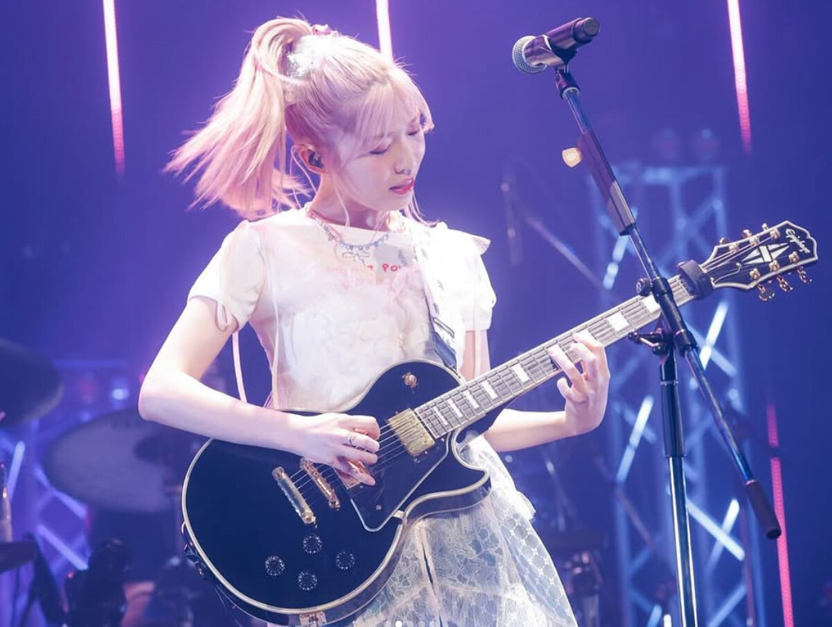 團結樂團 ZEPP TOUR 2024 東京公演，青山吉能熱情彈奏。（圖片來源：IG@btr_isosta）