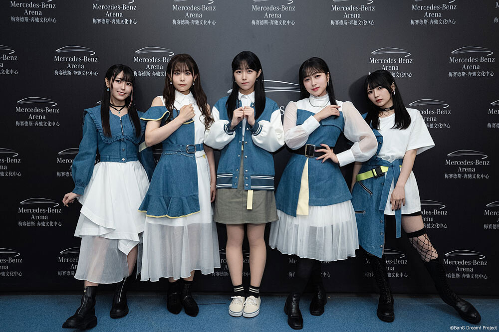 𝐌𝐲𝐆𝐎!!!!! 聲優們後台魅力合影！ (由左至右)：立石凜(配音 吉他手千早愛音)、小日向美香(配音 貝斯手長崎爽世)、羊宮妃那 (配音 主唱高松燈)、林鼓子(配音 鼓手椎名立希)、青木陽菜(配音 吉他手要樂奈)（照片來源：X@bang_dream_mygo）