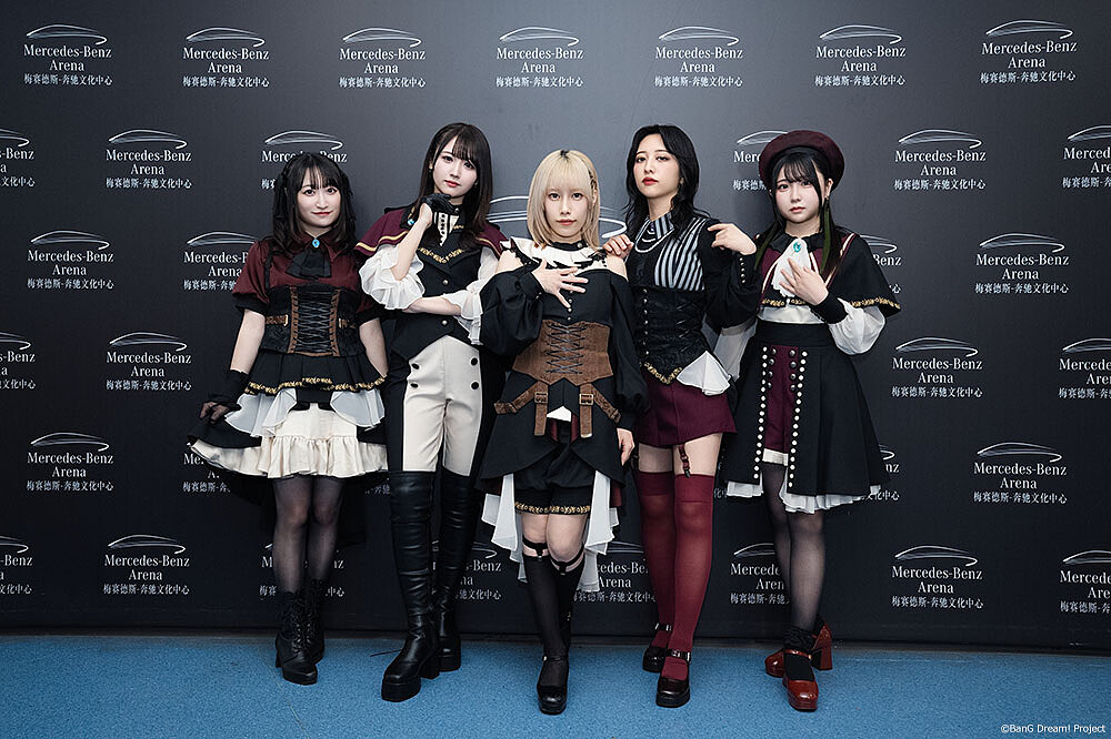 𝐀𝐯𝐞 𝐌𝐮𝐣𝐢𝐜𝐚華麗戰服登場！ (由左至右)：高尾奏音(配音 鍵盤手豐川祥子)、岡田夢以(配音 貝斯手八幡海鈴)、佐佐木李子(配音 主唱兼吉他手三角初華)、米澤茜(配音 鼓手祐天寺若麥)、渡瀨結月(配音 吉他手若葉睦)（照片來源：X@bang_dream_info）
