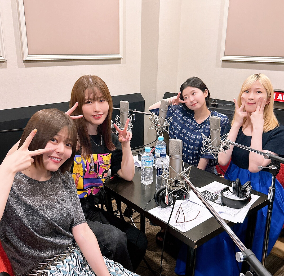 聲優們上廣播節目開心合影， (由左至右)： 鈴代紗弓 (配音 伊地知虹夏)、長谷川育美 (配音 喜多郁代)、水野朔 (配音 山田涼)、青山吉能 (配音 後藤一里)（圖片來源：IG@btr_isosta）