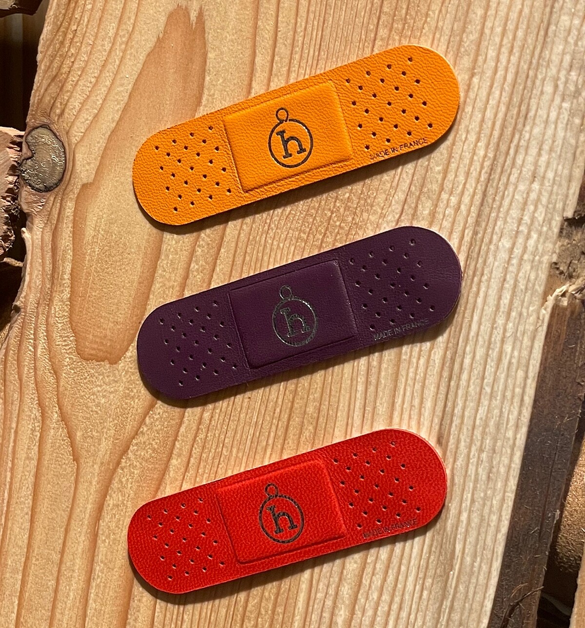 愛馬仕推出一式三款皮革OK繃。