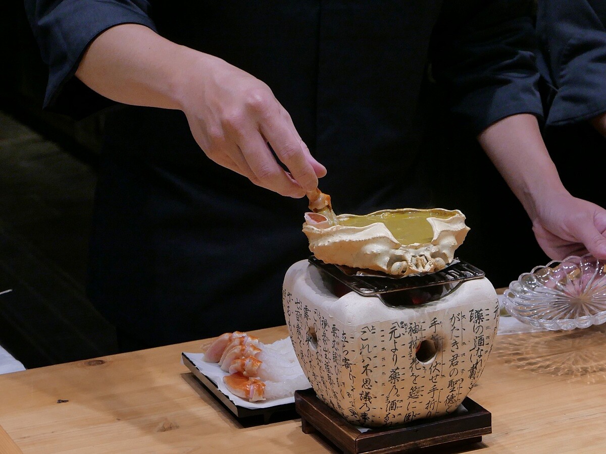 蟹腳以蟹膏慢慢煮至半熟狀態。