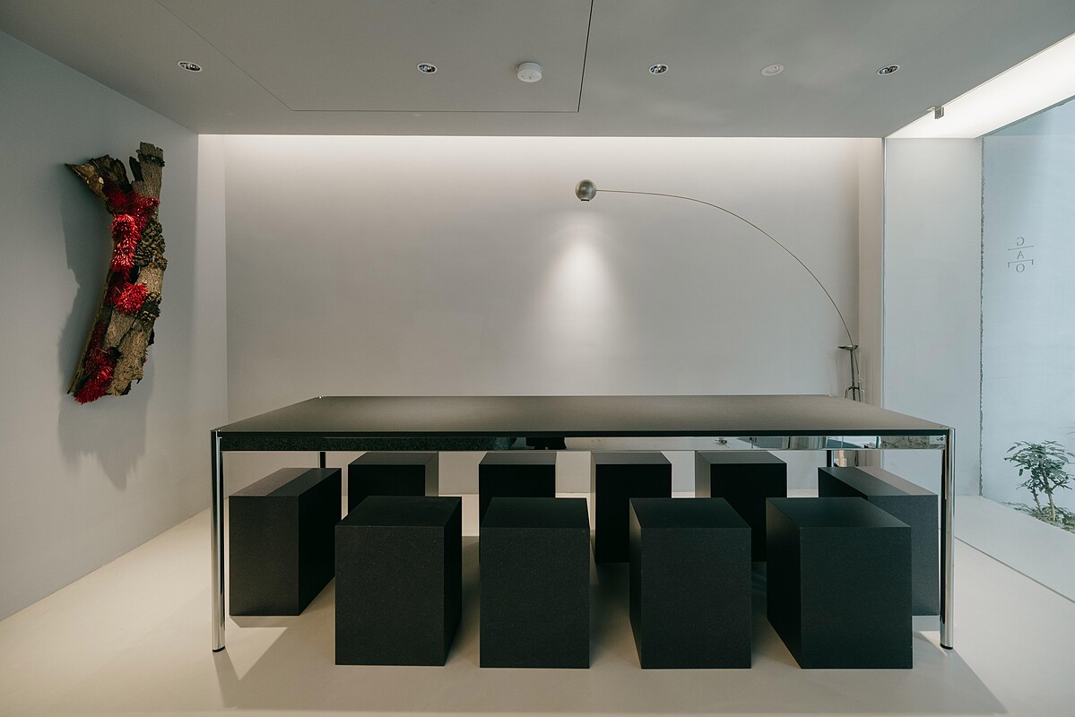 室內座位區鄰著落地玻璃窗，引入自然光，明亮通透。