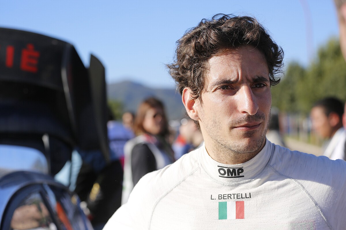 Lorenzo Bertelli是設計師Miuccia Prada長子，過往讓人熟悉的身分其實是世界越野錦標賽中義大利車隊賽車手。2017年才開始接任PRADA家族中的數位傳訊部門總監。