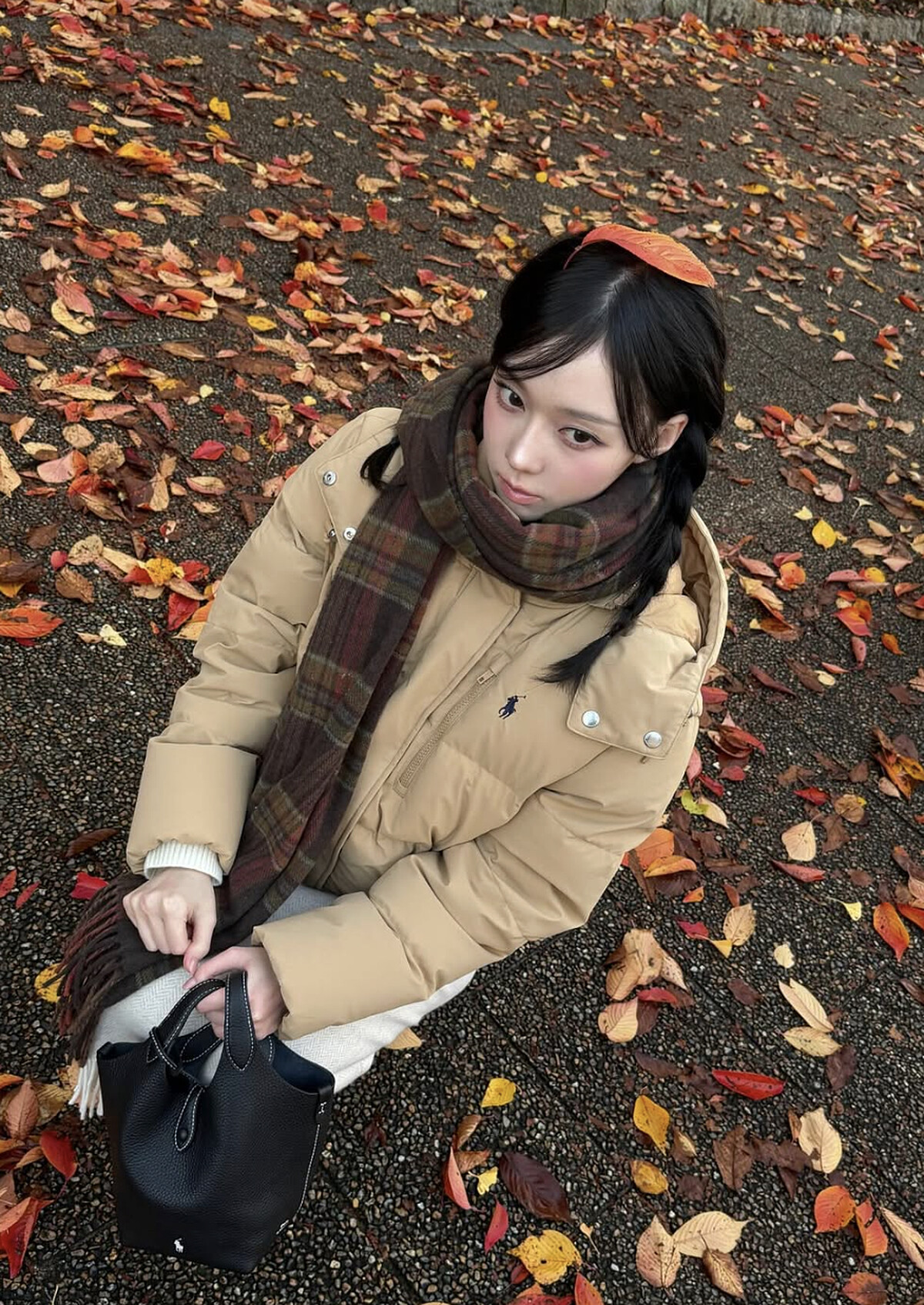 女團aespa成員Winter（金旼炡）可以說是髮型教科書擔當，他私底下也經常使用圍巾打造秋冬造型。