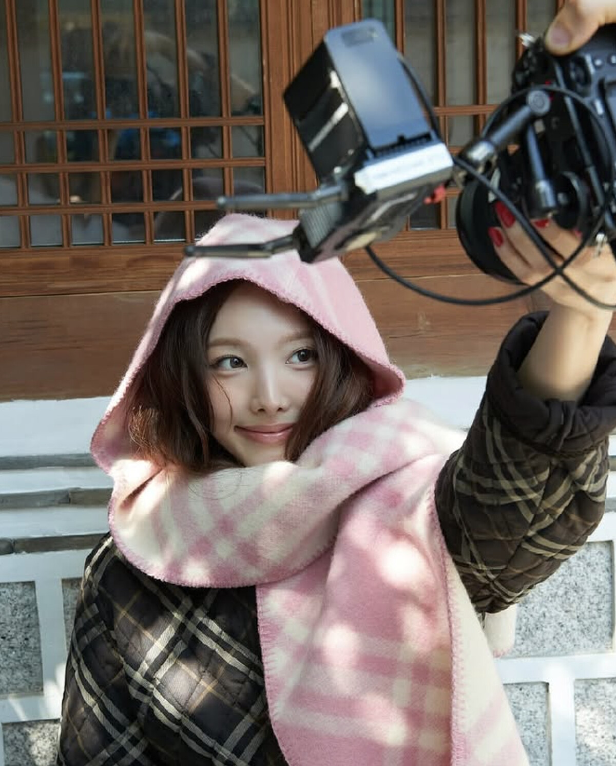 娜璉近日分享他穿戴Burberry的圍巾，選擇粉紅色的圍巾，讓他看起來更甜美更迷人了。