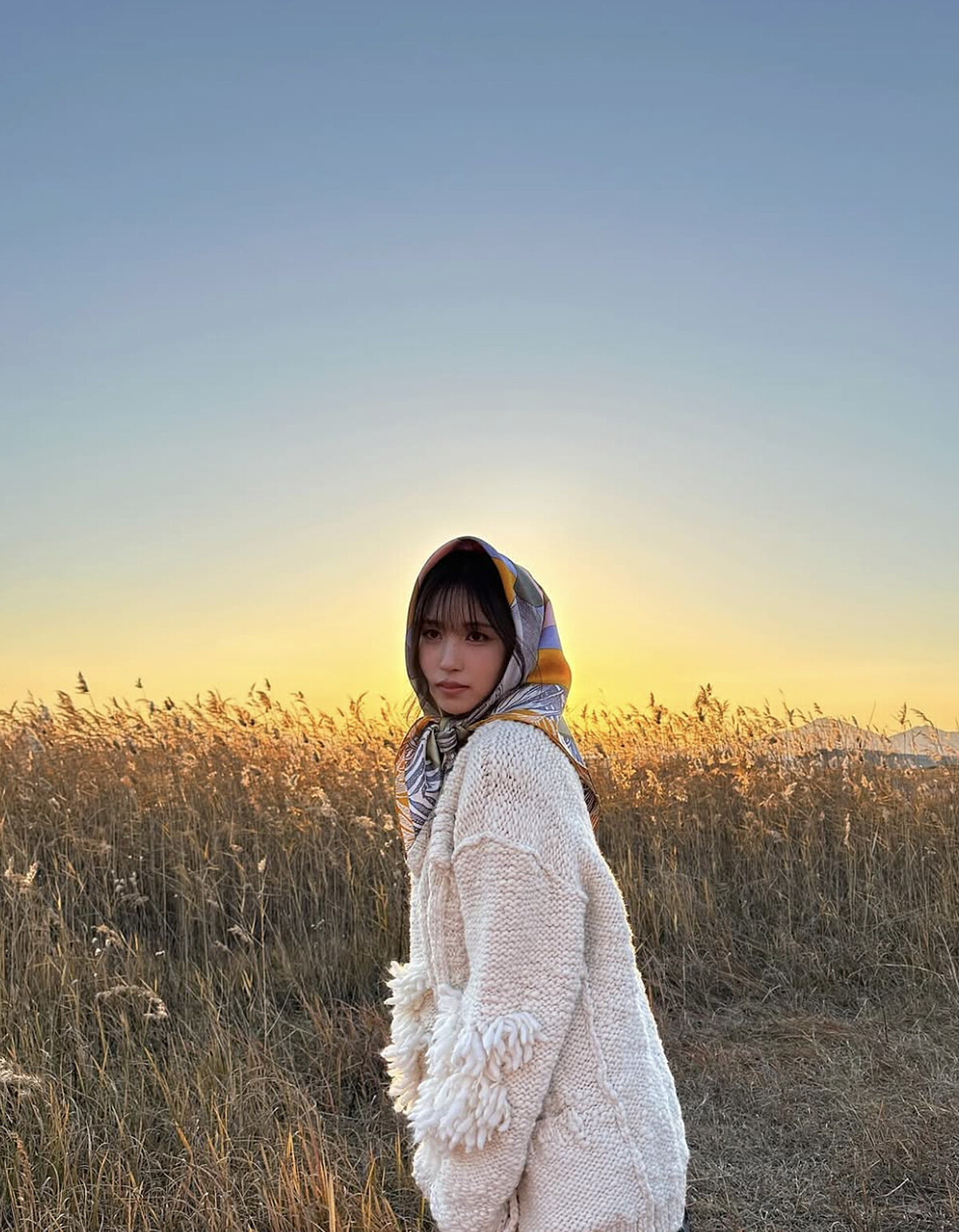 韓團TWICE成員Mina也將圍巾當頭巾使用，展現俏麗的樣子。