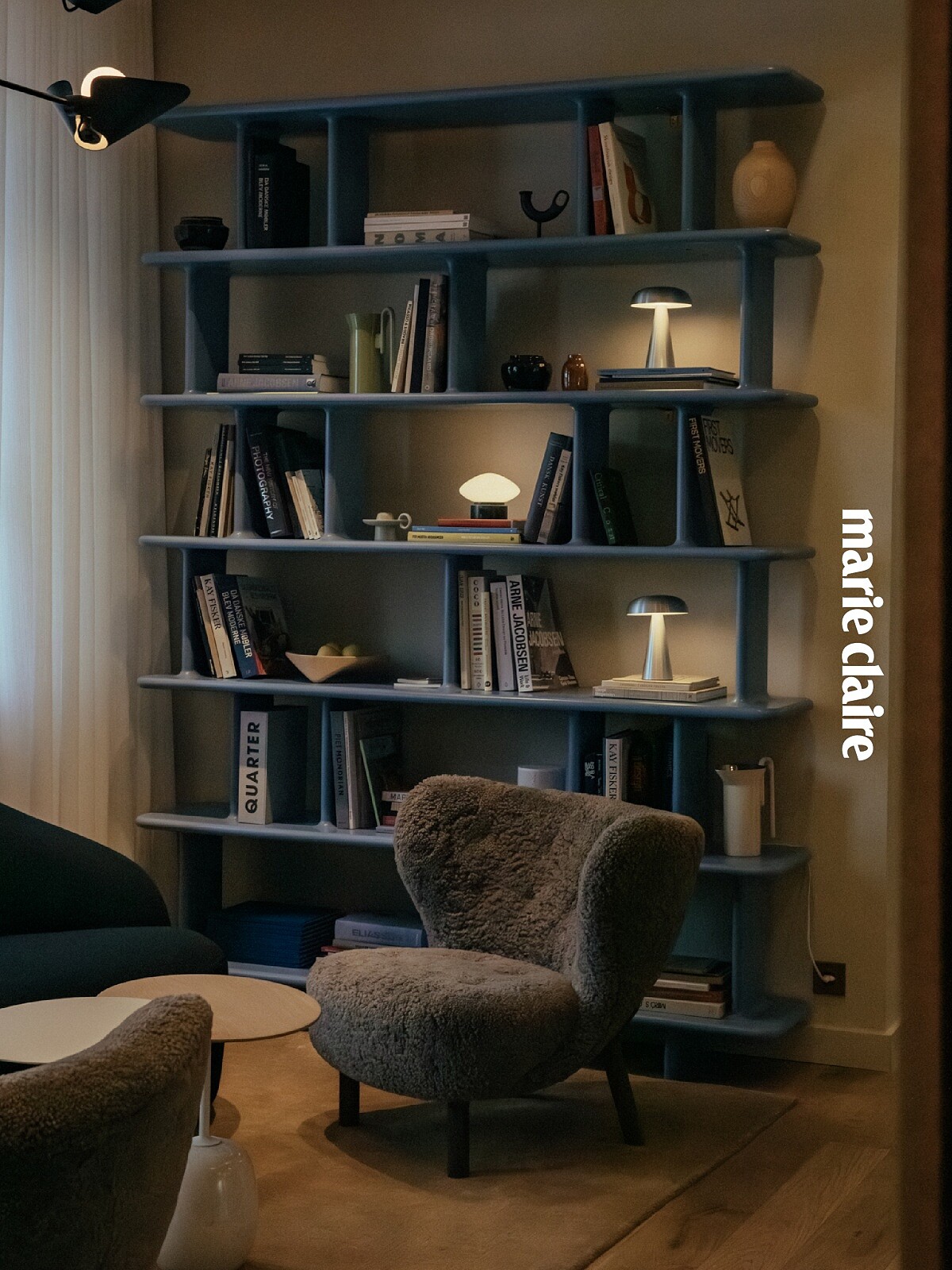 走進旅店，藍色書架在木質感的建築中非常搶眼，上面放著有關這個街區，以及許多丹麥建築、設計的書籍，等候期間可以稍微停下來翻閱，為旅程增添一些靈感。