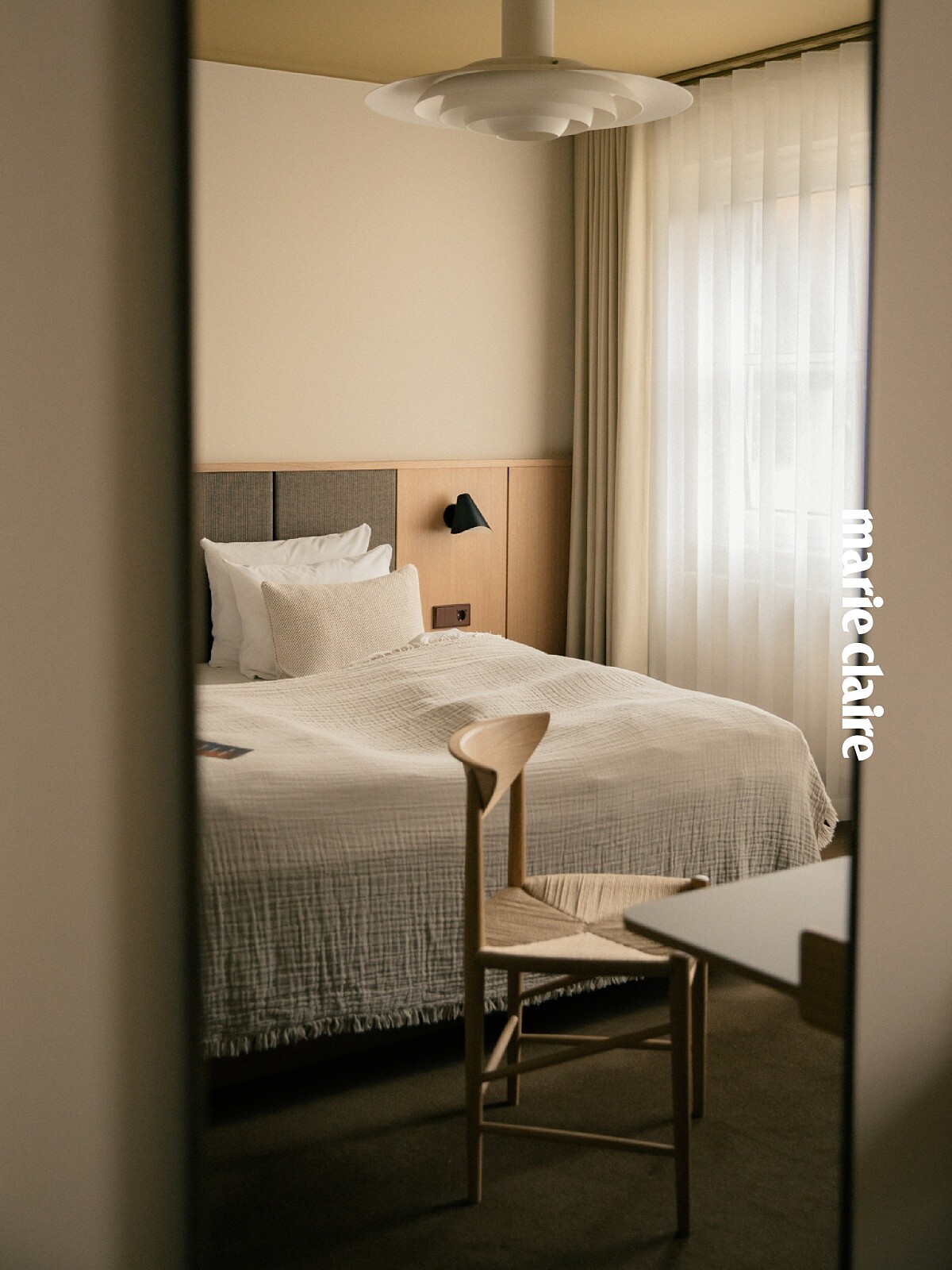 Petra Hotel 的客房很簡單，卻不讓人感到空洞。保留了建築原始格局的尺寸，大窗戶引入的自然光是每個房間都有的特色之一。