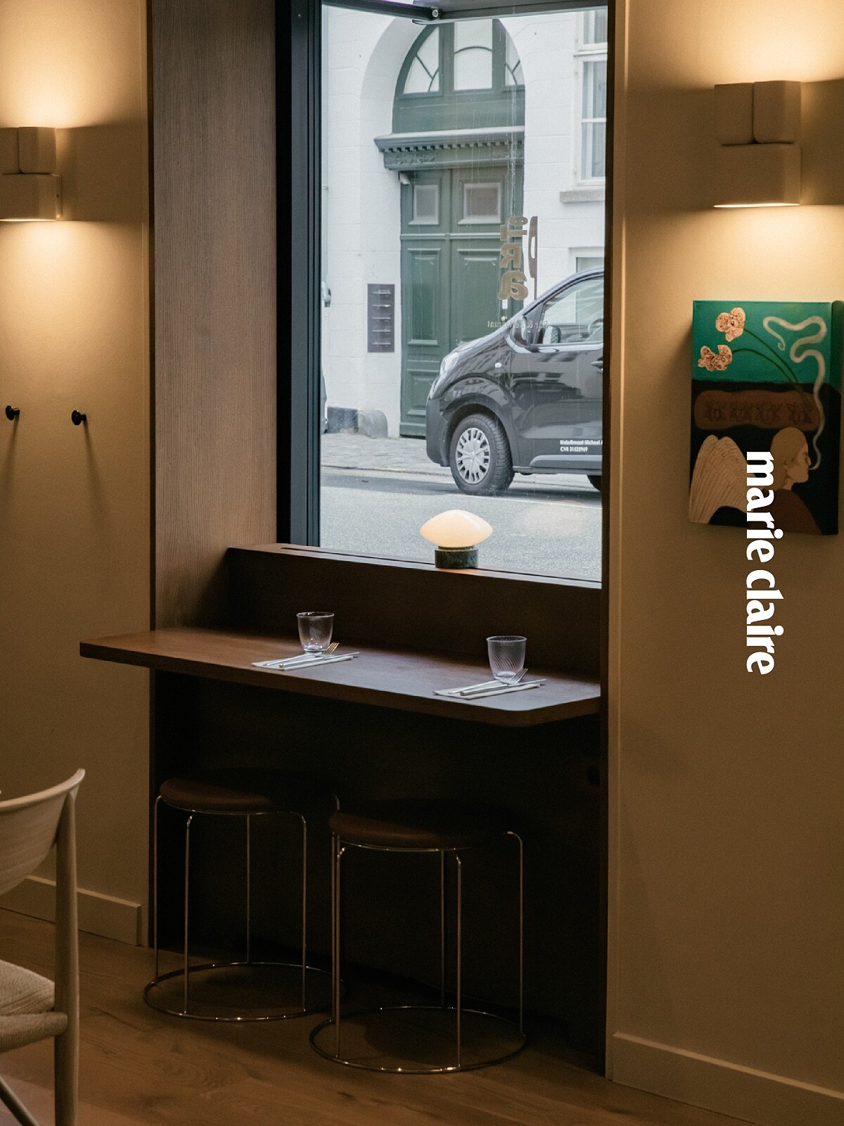 坐在窗邊座位用餐，看著路人來來往往，還怪可愛的。