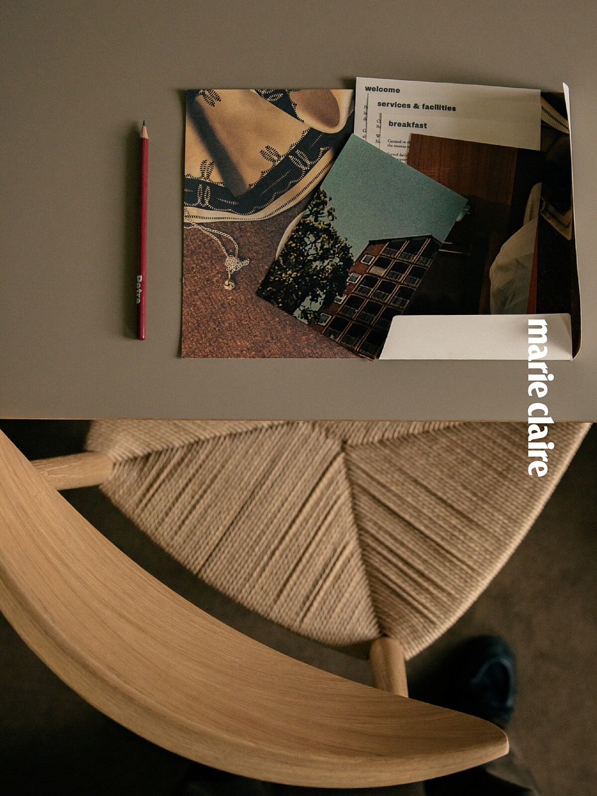 辦公桌上只有小檯燈、鉛筆、明信片、紙條，旁邊有經典的 Petra 沙發，所有家具都是應應空間的需求而存在，善用空間，但不過於炫耀。