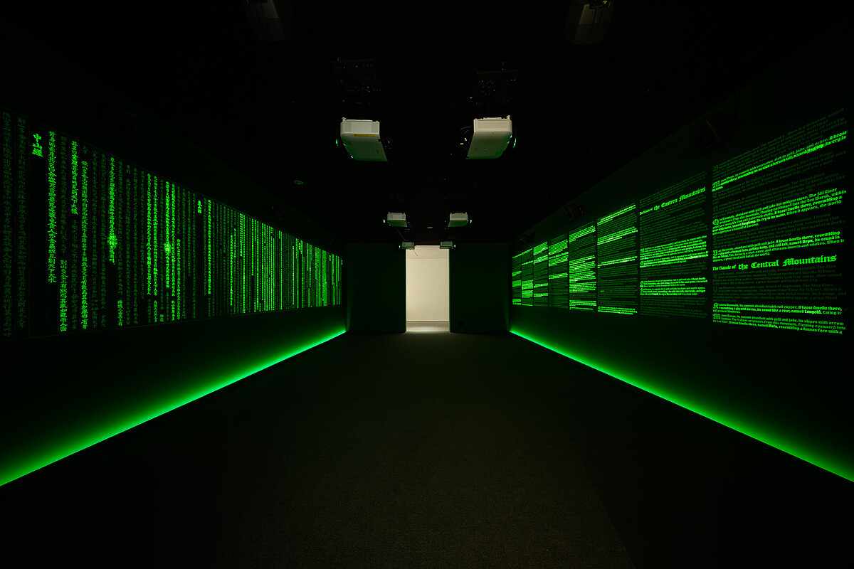 陳瀅如,〈聞山海〉,2025,複合媒材 10.2環繞聲道、9K雙頻道同步投影、氣味(天然精油),尺寸 7.2 × 10.8公尺(首展規格),原規劃與尺寸 14.2環繞聲道、8 × 12公尺,臺中市立美術館委託創作。攝影:ANPIS FOTO 王世邦