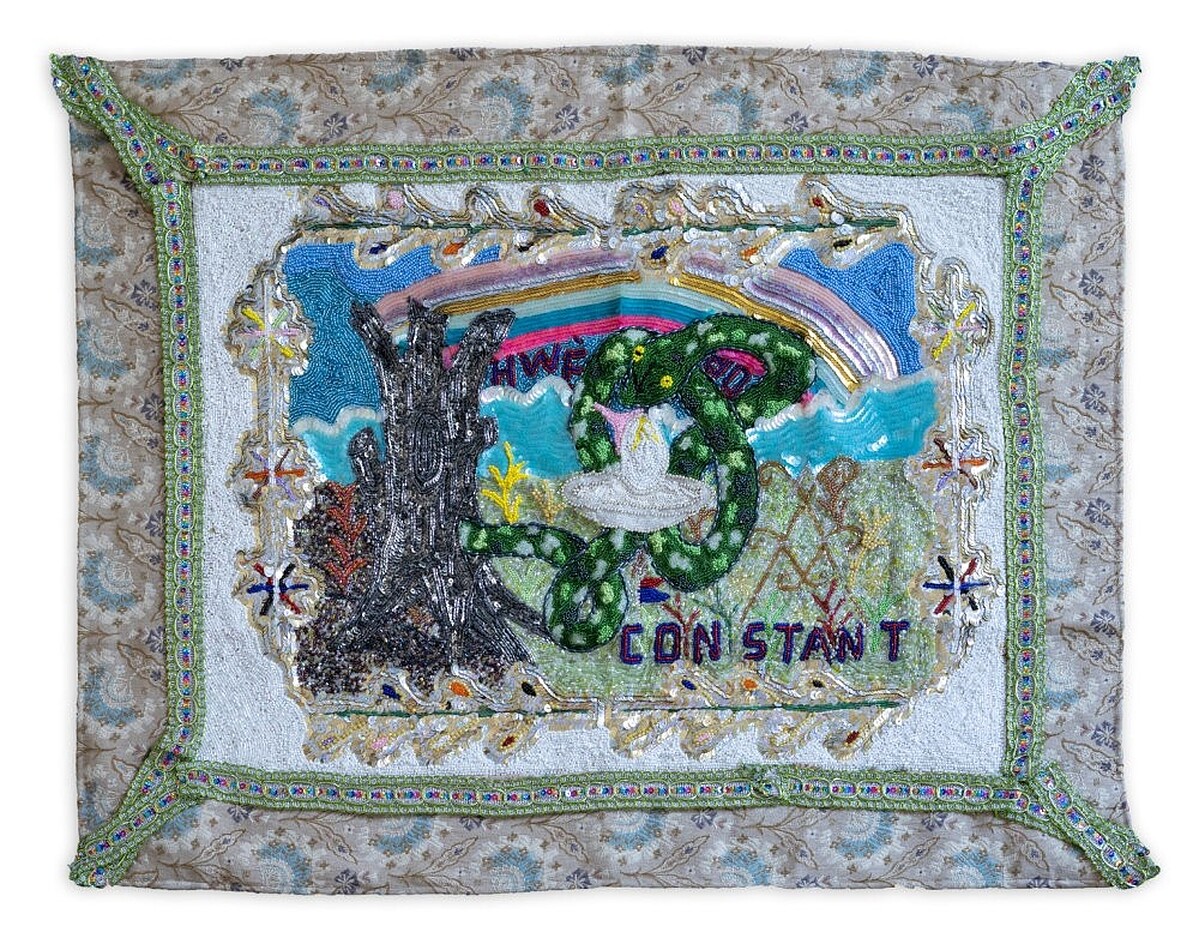 邁蘭德.康斯坦特,〈韋多〉(Hwèdo)2022,布面珠繡與亮片,含框 Framed 61 × 81 公分,© Myrlande Constant.Courtesy of the artist and Fort Gansevoort, New York