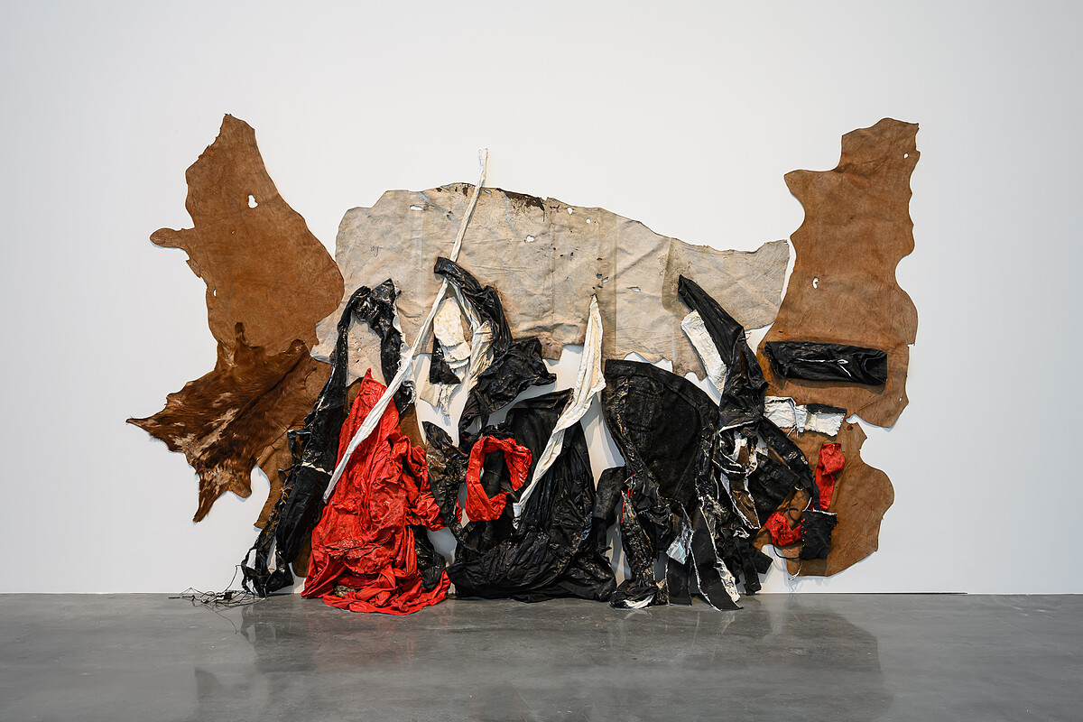 陳幸婉，〈大地之歌No.1〉，1996，複合媒材，245x456x80公分，臺中市立美術館典藏。攝影：ANPIS FOTO 王世邦