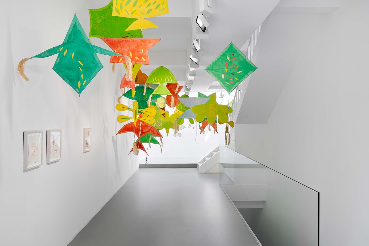 瓊・喬納斯 ,〈風中一線〉,2024,竹子、繩線、壓克力彩於紙,尺寸依場地而定,Courtesy of the artist and Gladstone Gallery