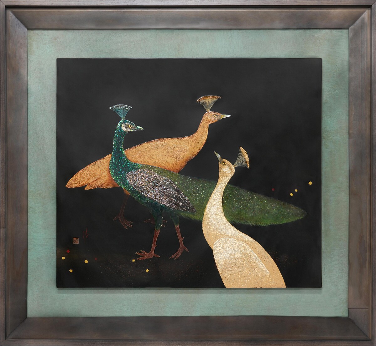 王清霜,〈佇聆孔雀〉,2001,天然漆、螺鈿、木板,畫心63.5 × 75公分,含框94.2 × 105.7公分,臺中市立美術館藏。