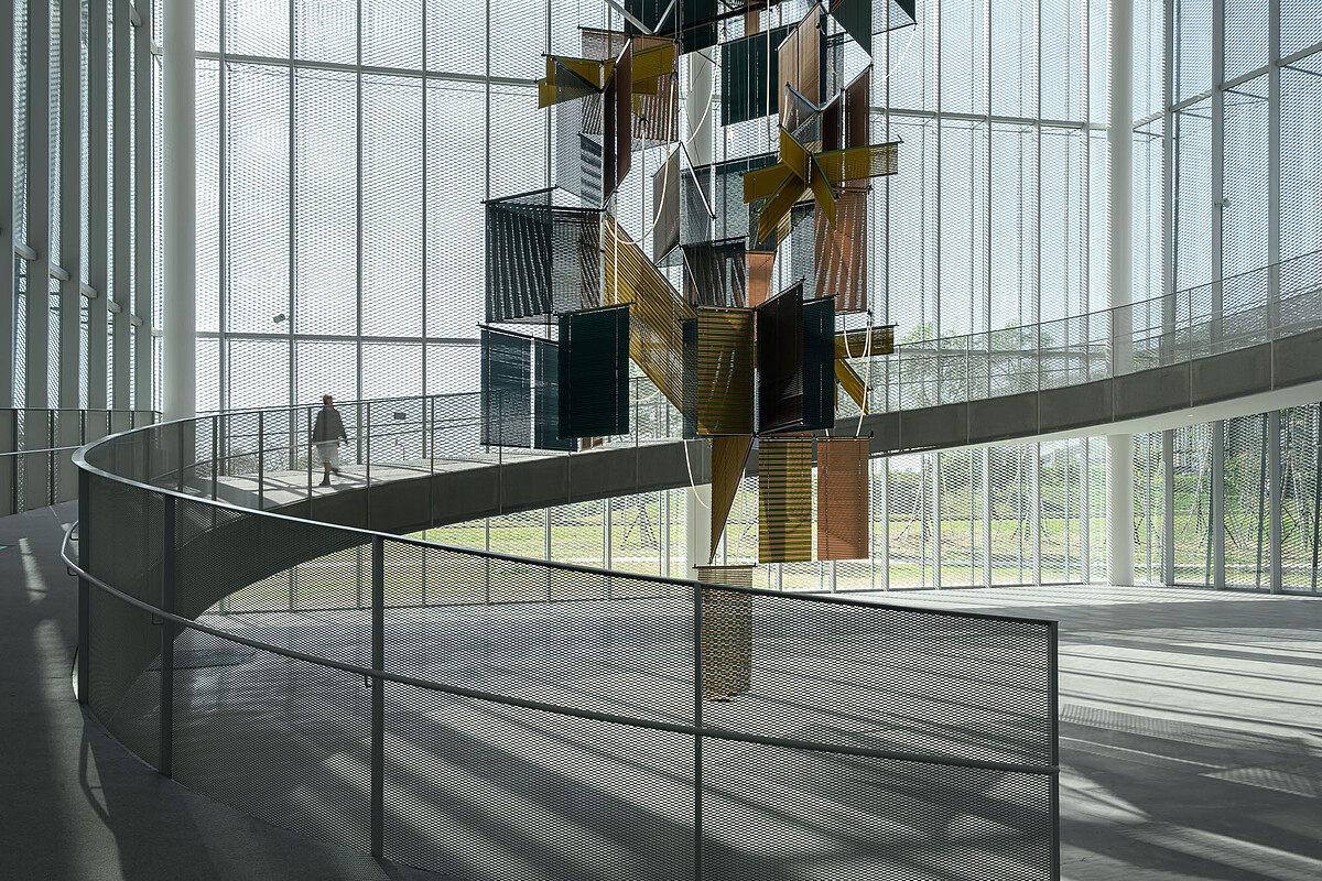 梁慧圭 ( Haegue Yang ),《流動奉獻-樹蔭三合》,2025,中美館委託製作。攝影:ANPIS FOTO 王世邦