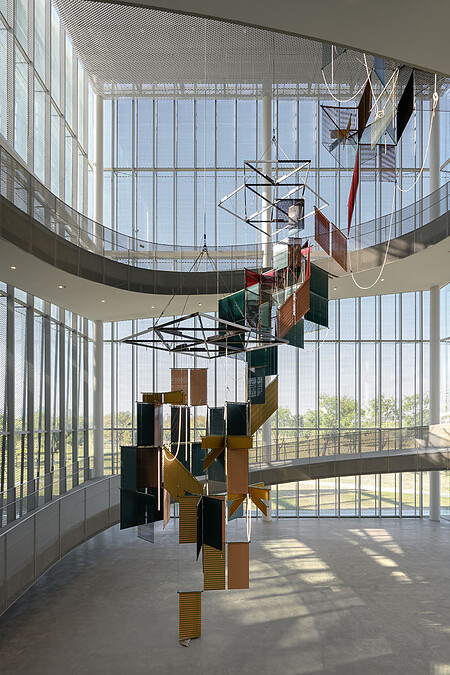 梁慧圭 ( Haegue Yang ),《流動奉獻-樹蔭三合》,2025,中美館委託製作。攝影:ANPIS FOTO 王世邦