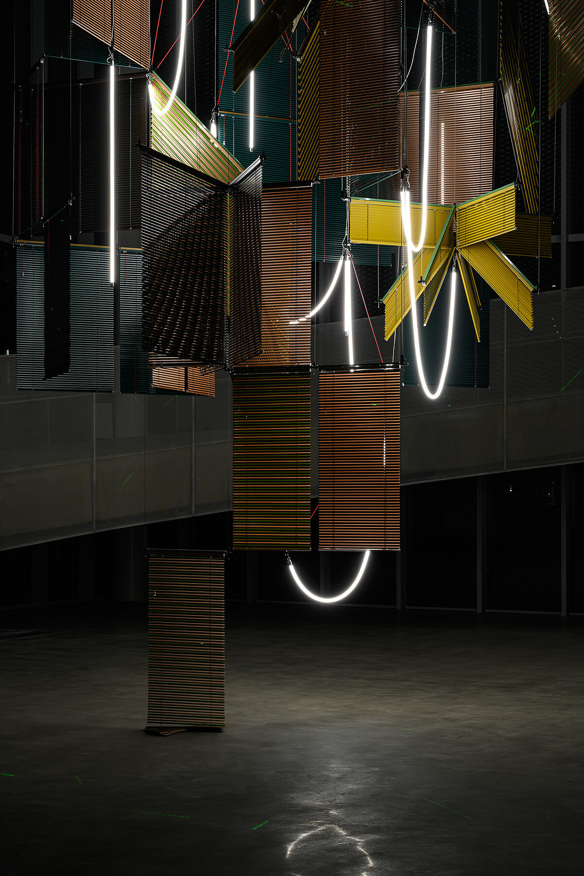 梁慧圭 ( Haegue Yang )，《流動奉獻－樹蔭三合》，2025，中美館委託製作。攝影：ANPIS FOTO 王世邦