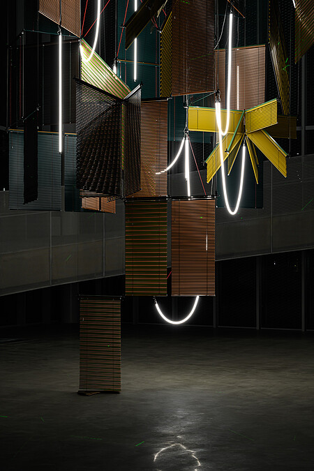 梁慧圭 ( Haegue Yang ),《流動奉獻-樹蔭三合》,2025,中美館委託製作。攝影:ANPIS FOTO 王世邦