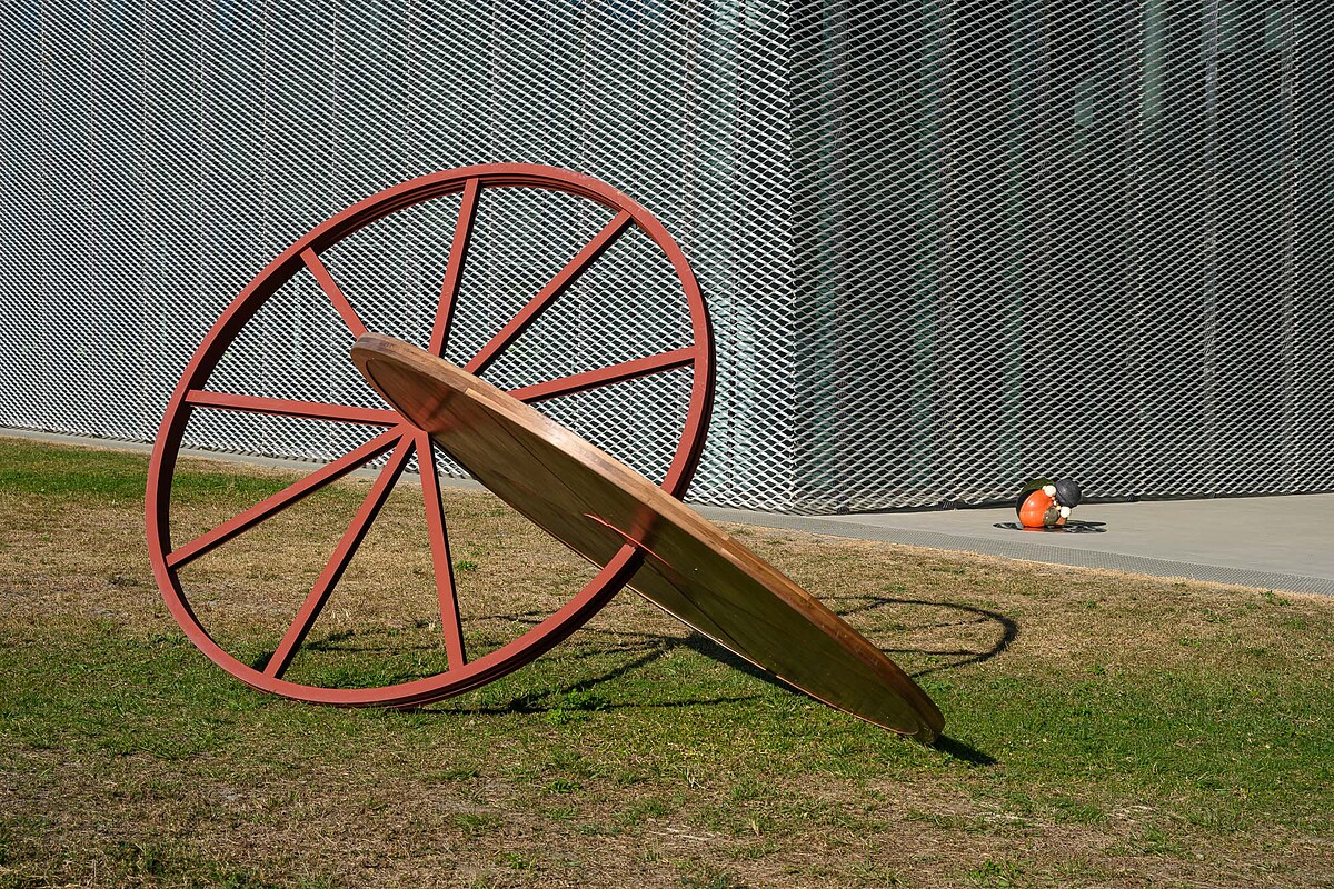 鄭素英,〈輪中之輪 I& II〉,2025,不鏽鋼、木頭、彩繪,玻璃、瓷器、塑膠,收集自中國、日本與韓國海域的浮標,拋光不鏽鋼面板。約 0.9 × 0.9 × 0.4 公尺,臺中市立美術館委託創作,藝術家自藏。攝影:ANPIS FOTO 王世邦