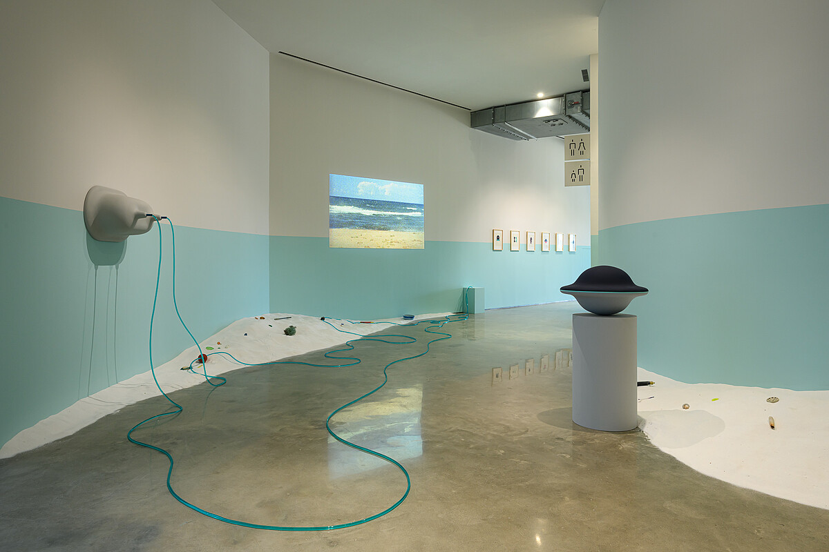 鈴木悠哉,〈在最後之物的世界〉,2025,混合媒材裝置_攝影、繪畫、影像、植物、沙、水、以水性樹脂製作的立體物件、壓克力顏料、保麗龍、鋼、木材、 馬達、海洋廢棄物;尺寸依空間場合而定,藝術家自藏,臺中市立美術館委託創作。攝影:ANPIS FOTO 王世邦