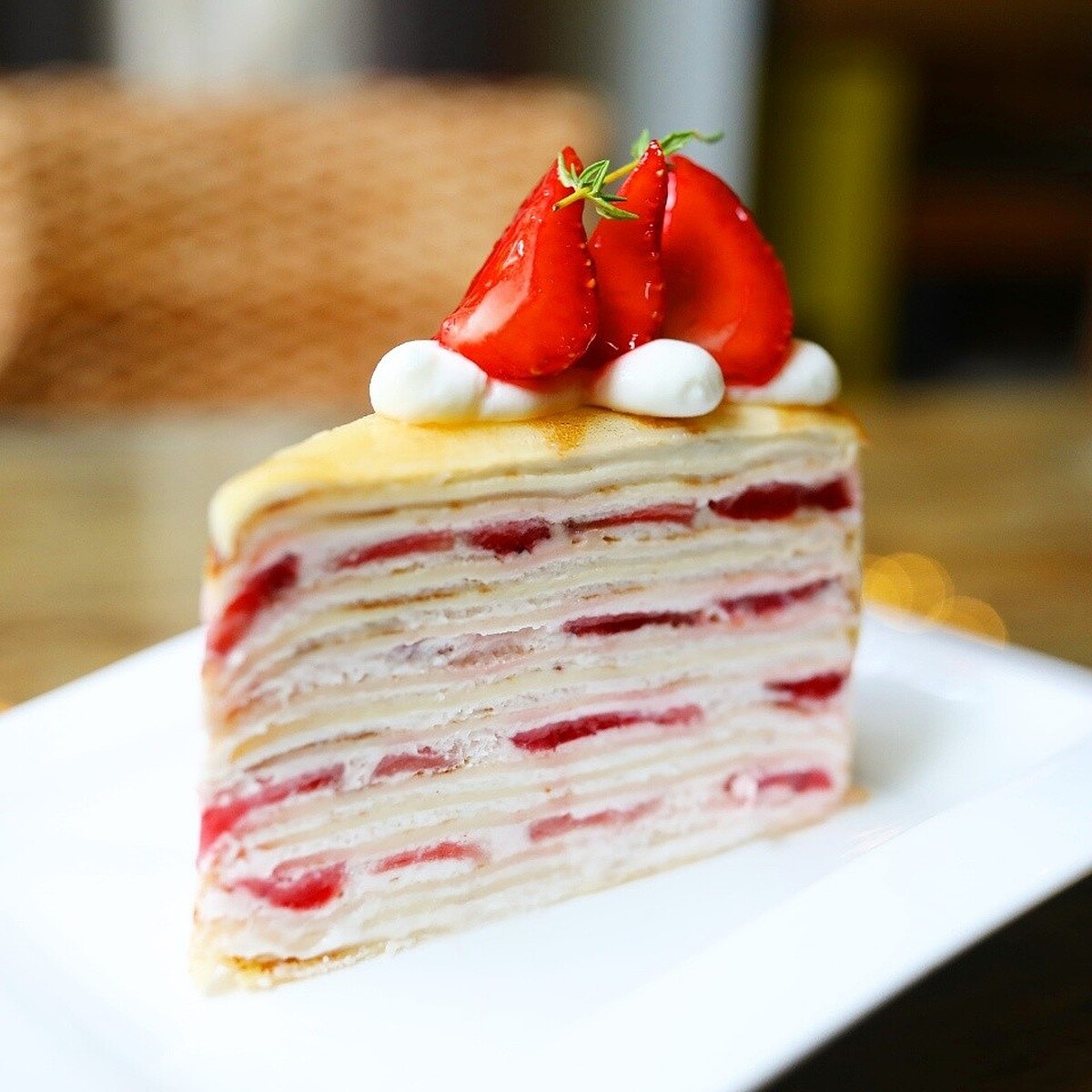 甜點咖啡廳「甜蜜的謊言」的草莓千層蛋糕。