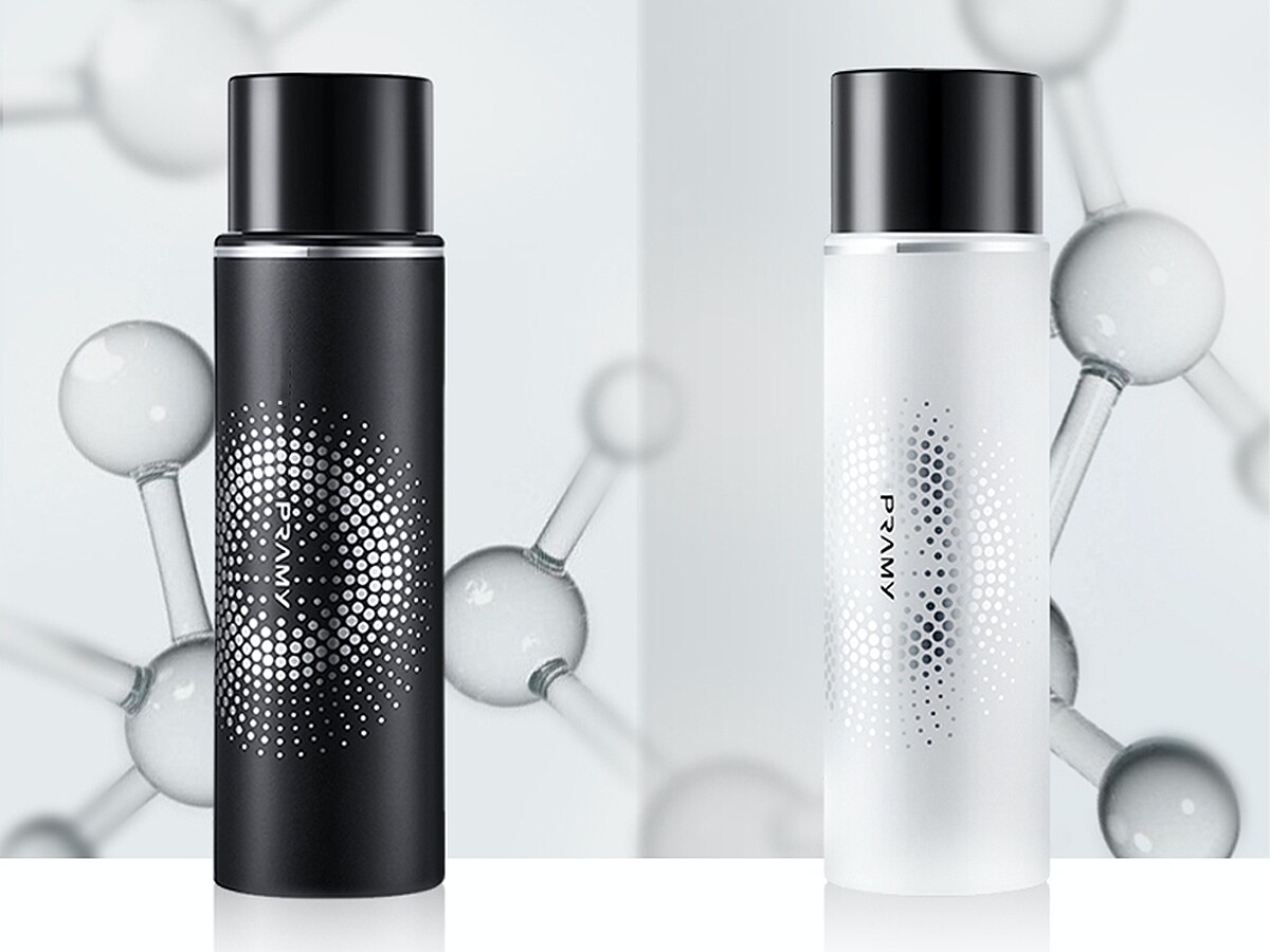 柏瑞美PRAMY長效保濕定妝噴霧有白色瓶身的水光亮面與黑色瓶身的柔焦霧面可選擇。