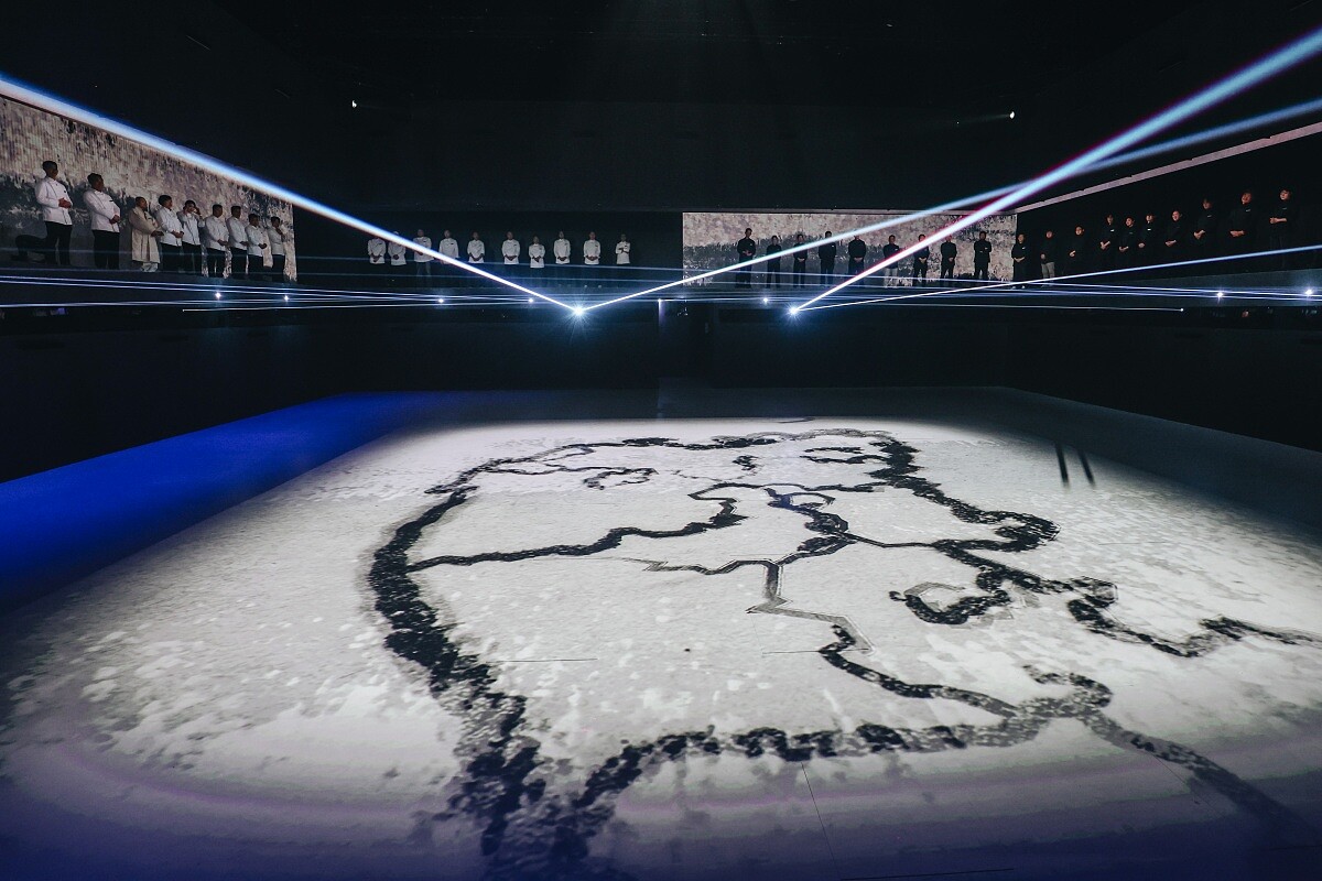 盲測場景的開場超級有創意。