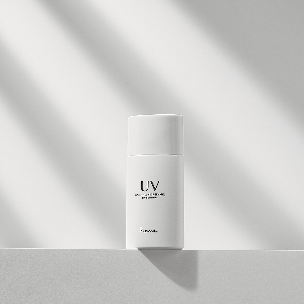 heme清透水感防曬凝膠。