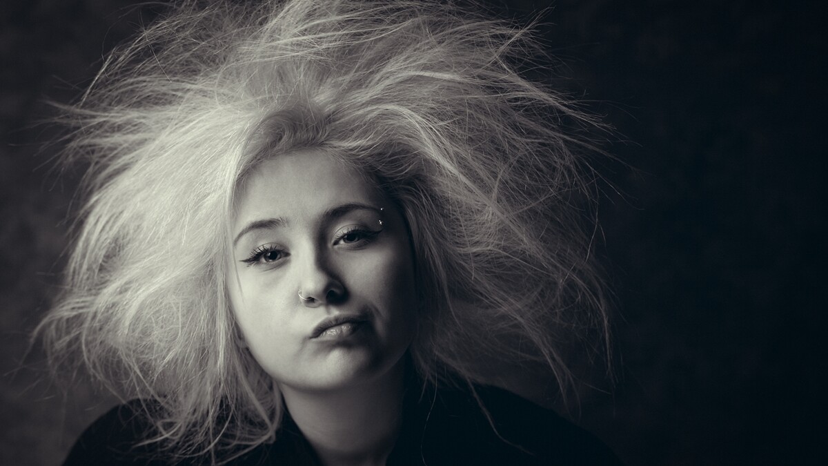 一脫帽子頭髮就炸開？包裡常備一團鋁箔紙！從物理原理解析抗靜電方法