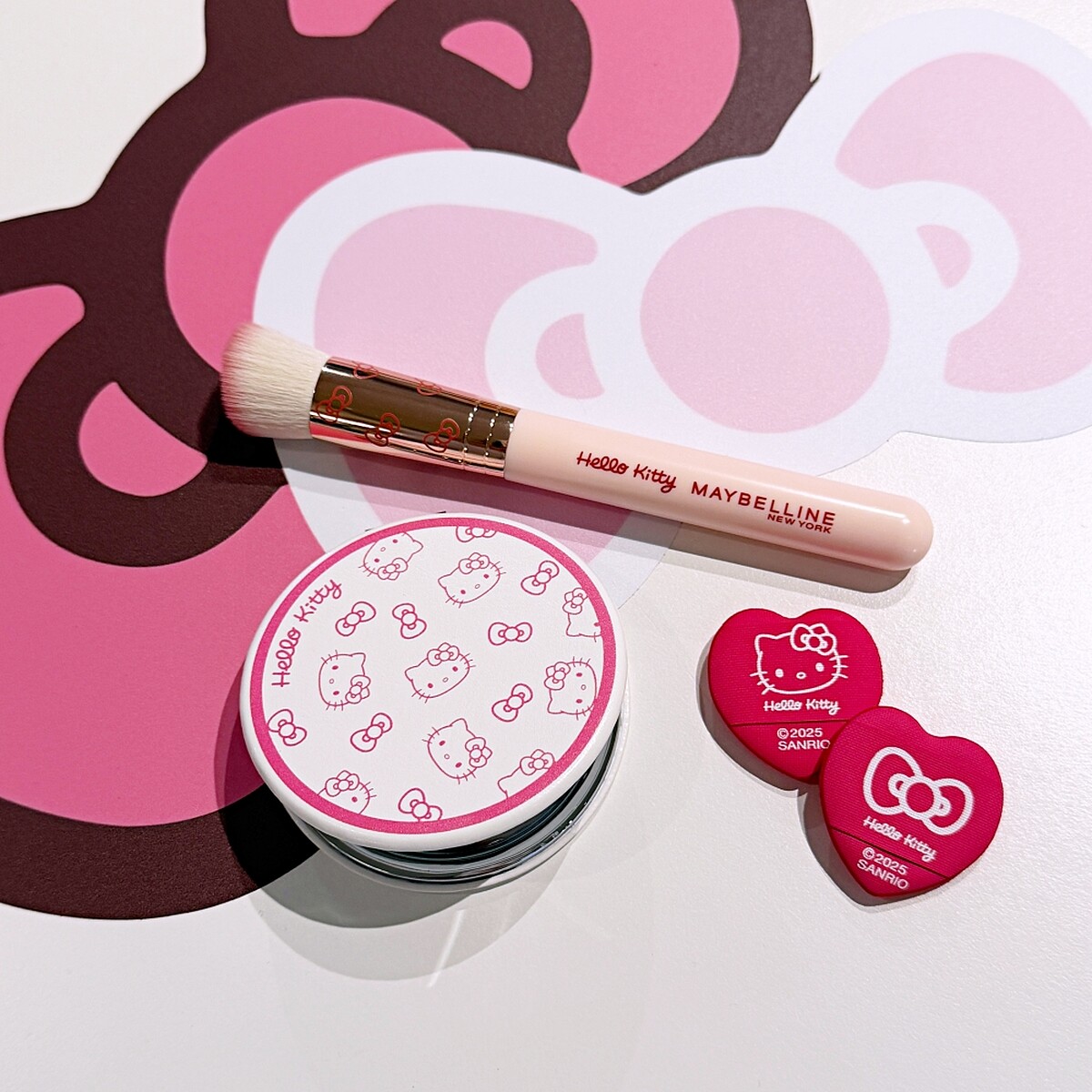 媚比琳x Hello Kitty滿額贈中的粉潮多功能美妝刷、粉潮雙面隨身鏡、粉潮手指粉撲。