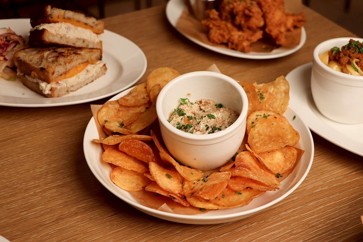 「洋蔥沾醬脆片」。