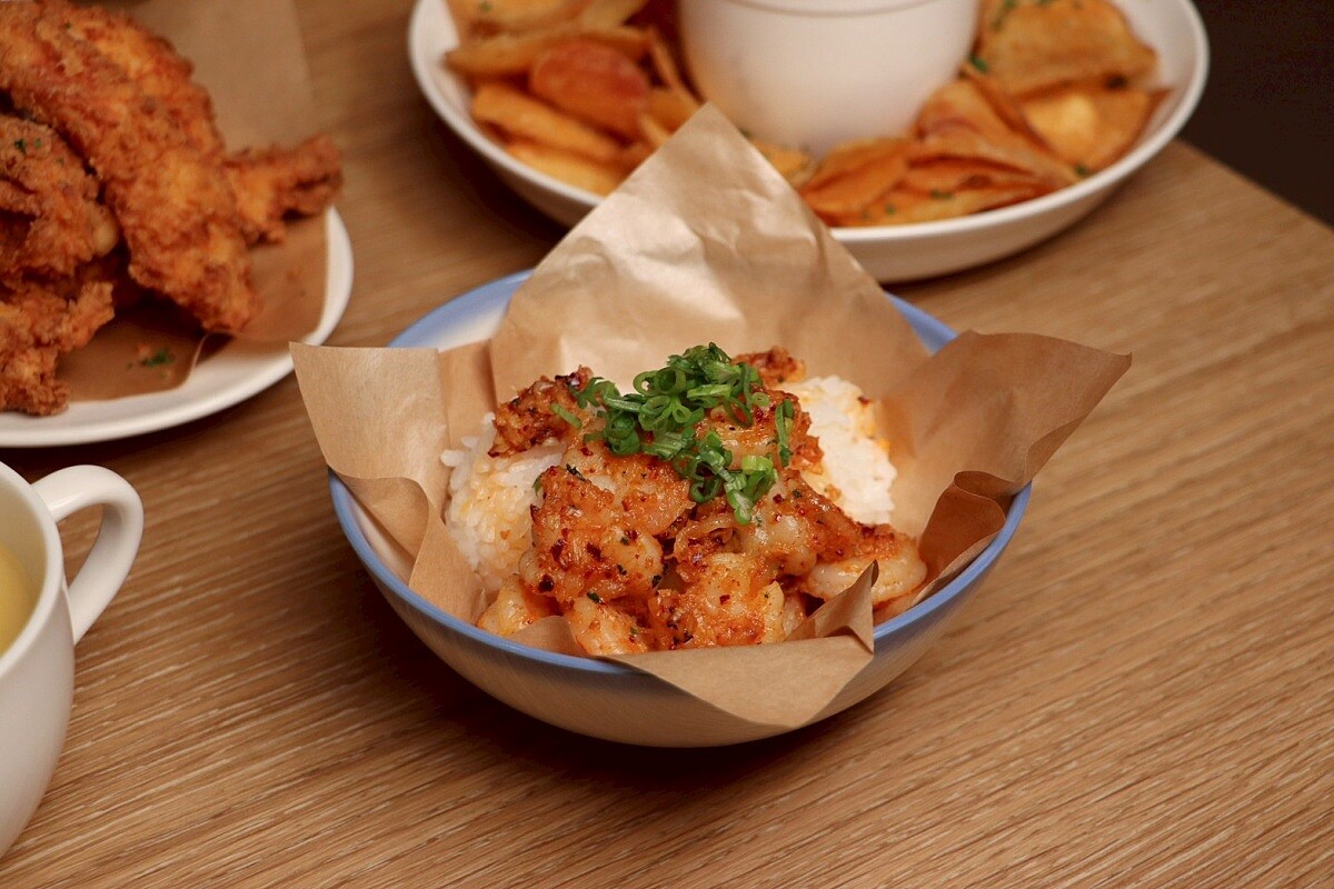 介於臺南蝦仁飯與塔可飯（Taco Rice）之間的「夏威夷香蒜鮮蝦」。