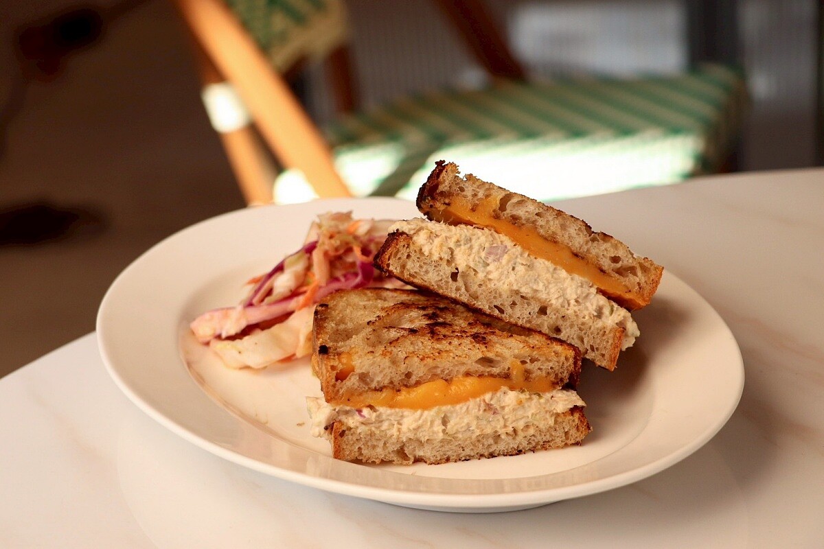 採用臺南名店時實酸種麵包製作的「鮪魚起士酸種」。