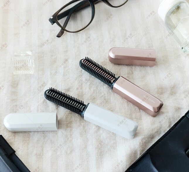KOIZUMI mini瀏海梳，比手掌還小的14cm設計，雙排梳構造可瞬間加熱，快速救急亂髮，NT1,490。