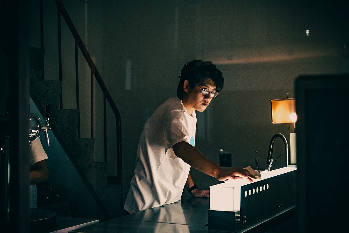 身為宜蘭人的 Benjamin，在吧台背後深耕超過十八年。