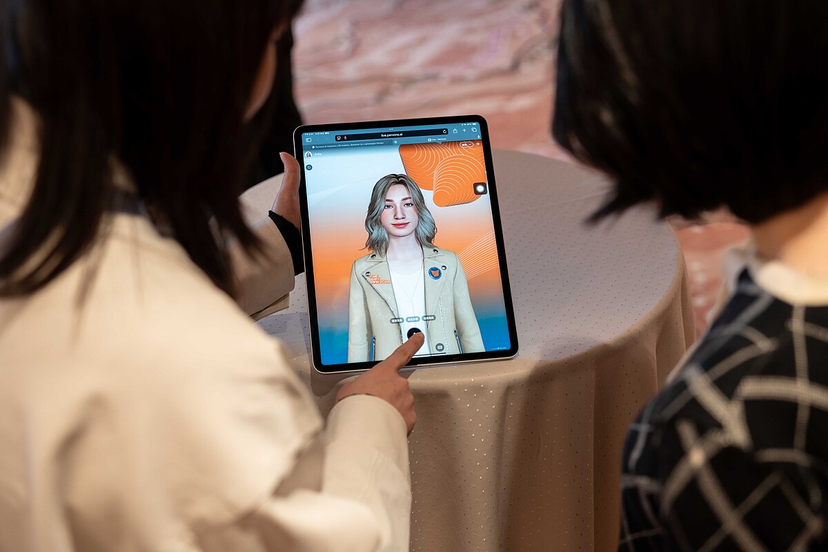 全台藝博會首家導入 Perxona AI Avatar 智慧助理的「ONE ART Taipei 2026 藝術台北」，透過數位互動，讓觀眾與藏家即時查詢展會資訊與作品亮點。